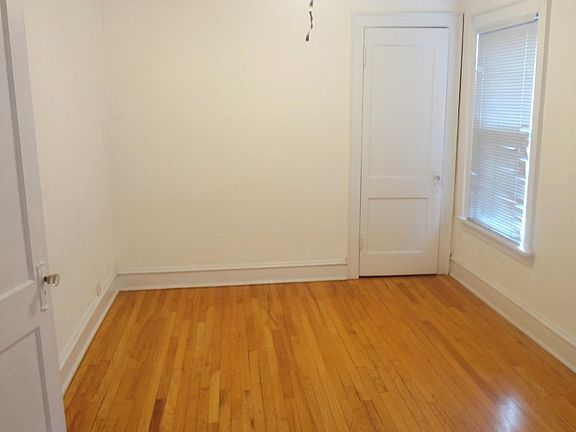 Primary Bedroom w/walk-in closet