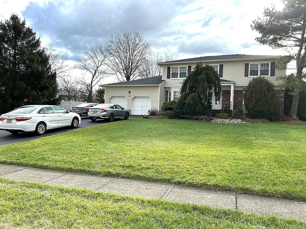 39 Thomas Dr photo 1