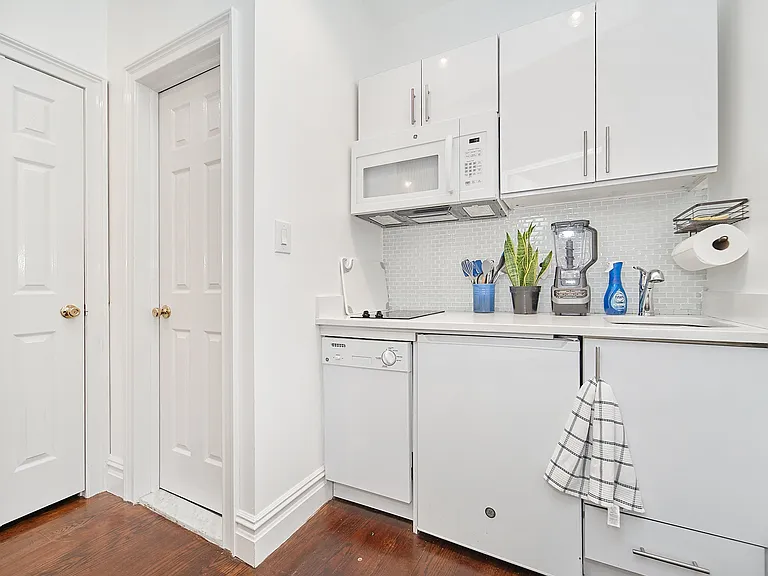 226 W 13th St #8 — Photo 6