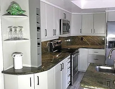 1426 Oxford Ln — Photo 2