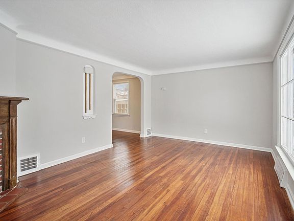 4th image of 22370 Lakemont Ave