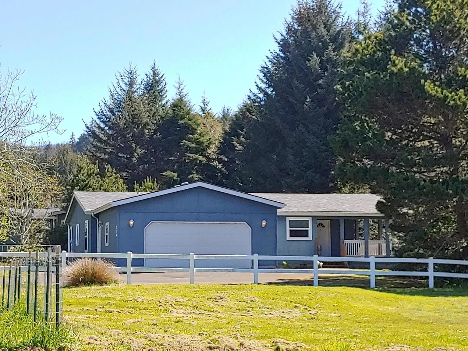 224 NE Evergreen Ln photo 1