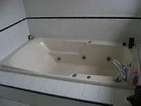Main bath: jacuzzi tub