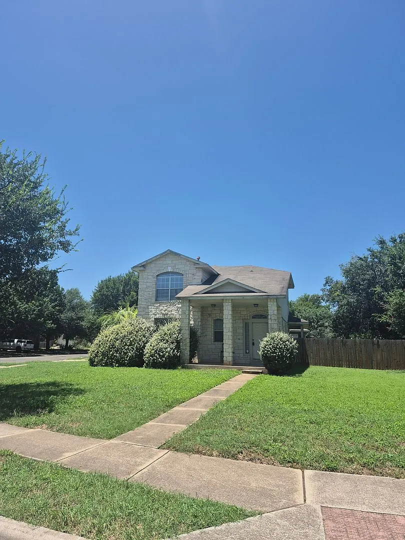 Spacious 3 bd home in a wonderful community. — Photo 2
