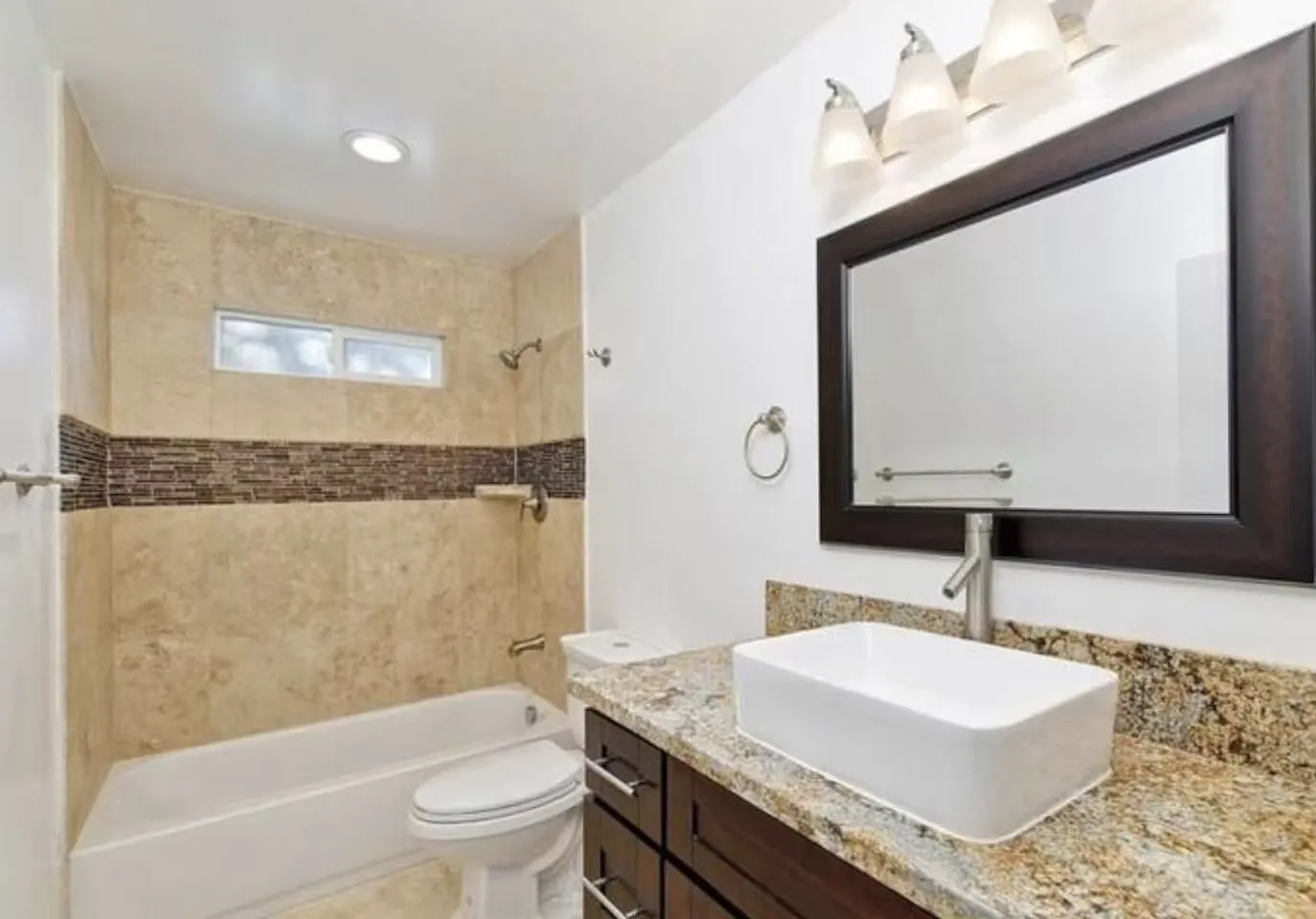 5 bed, 4.5 bath, 2569 sqft, $1,050 — Photo 2
