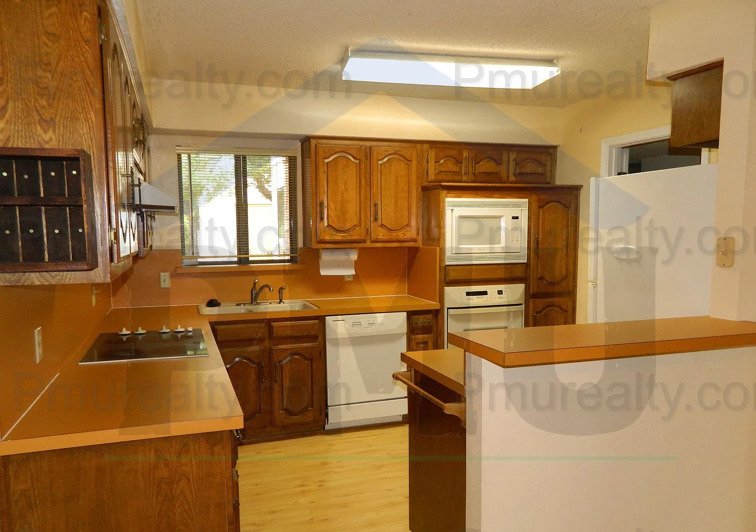 Available Now Gorgeous 3+ Bed 2-Bath Townhouse In Great Neighborhood! — Photo 3