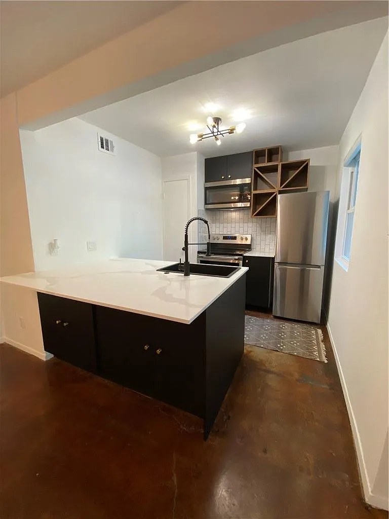 2 bed, 1.0 bath, 758 sqft, $1,975 — Photo 3