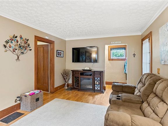 2nd image of 60 Carlisle St