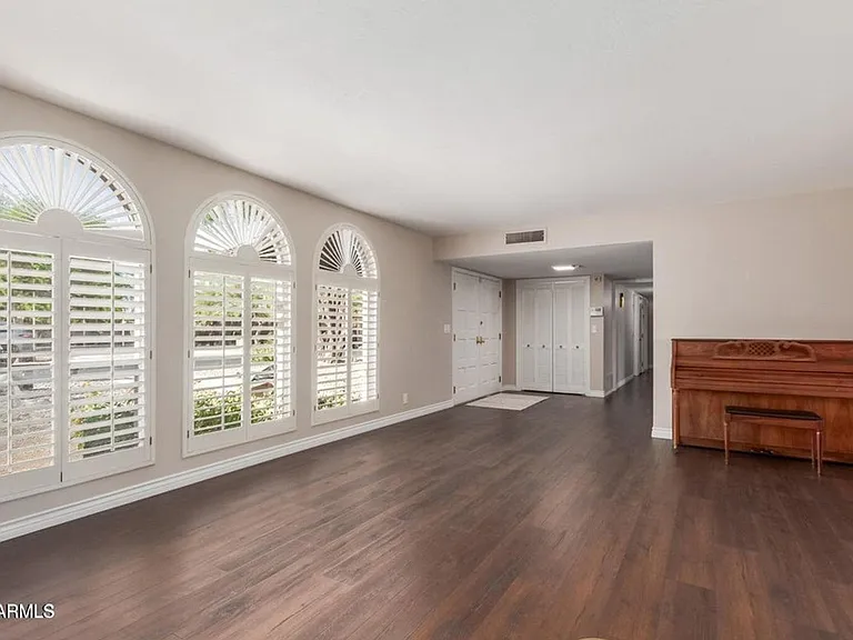481 W Half Moon Way — Photo 4