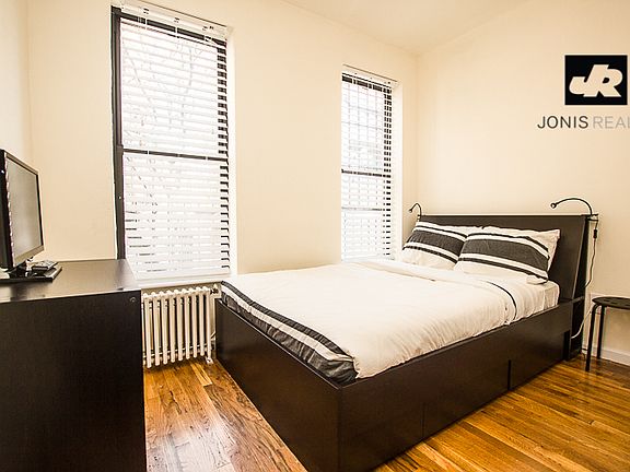 5th image of 175 Thompson St APT 17