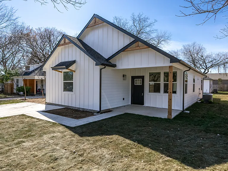 2231 Denison St — Photo 1