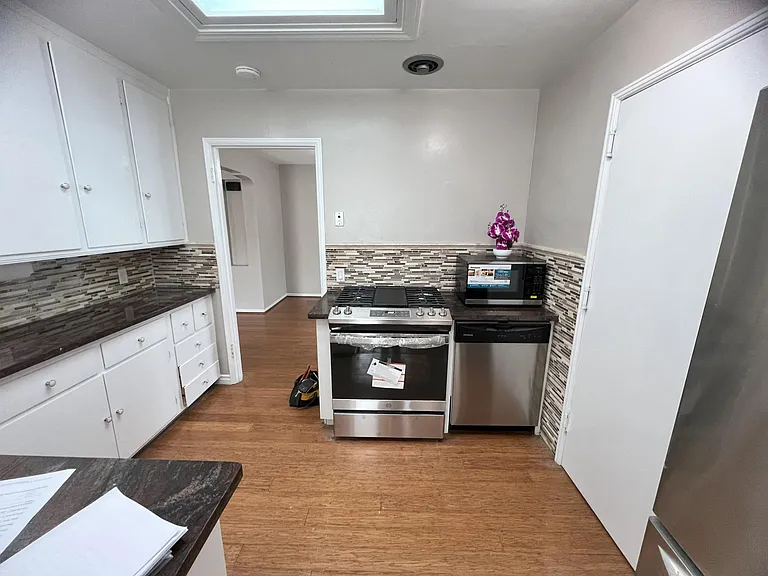 250 Carlton Ave — Photo 9