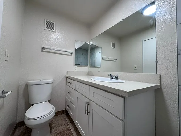 1511 Freeman Ave — Photo 13