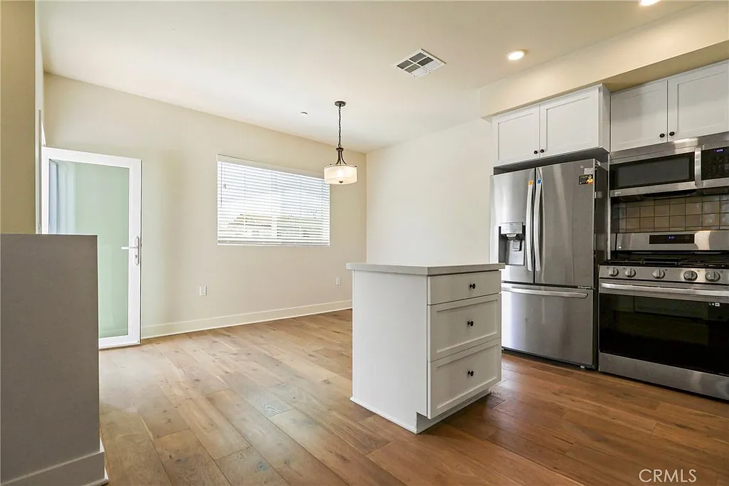 2 bed, 2.5 bath, 1029 sqft, $3,750 — Photo 3