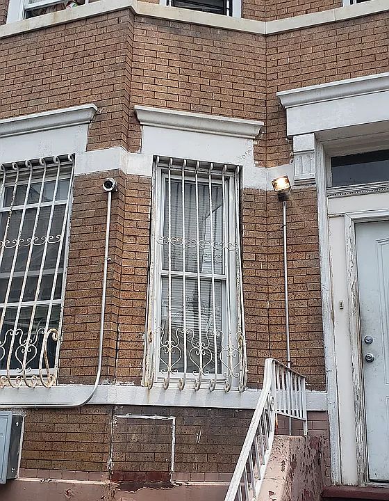 2nd image of 125 E 42nd St
