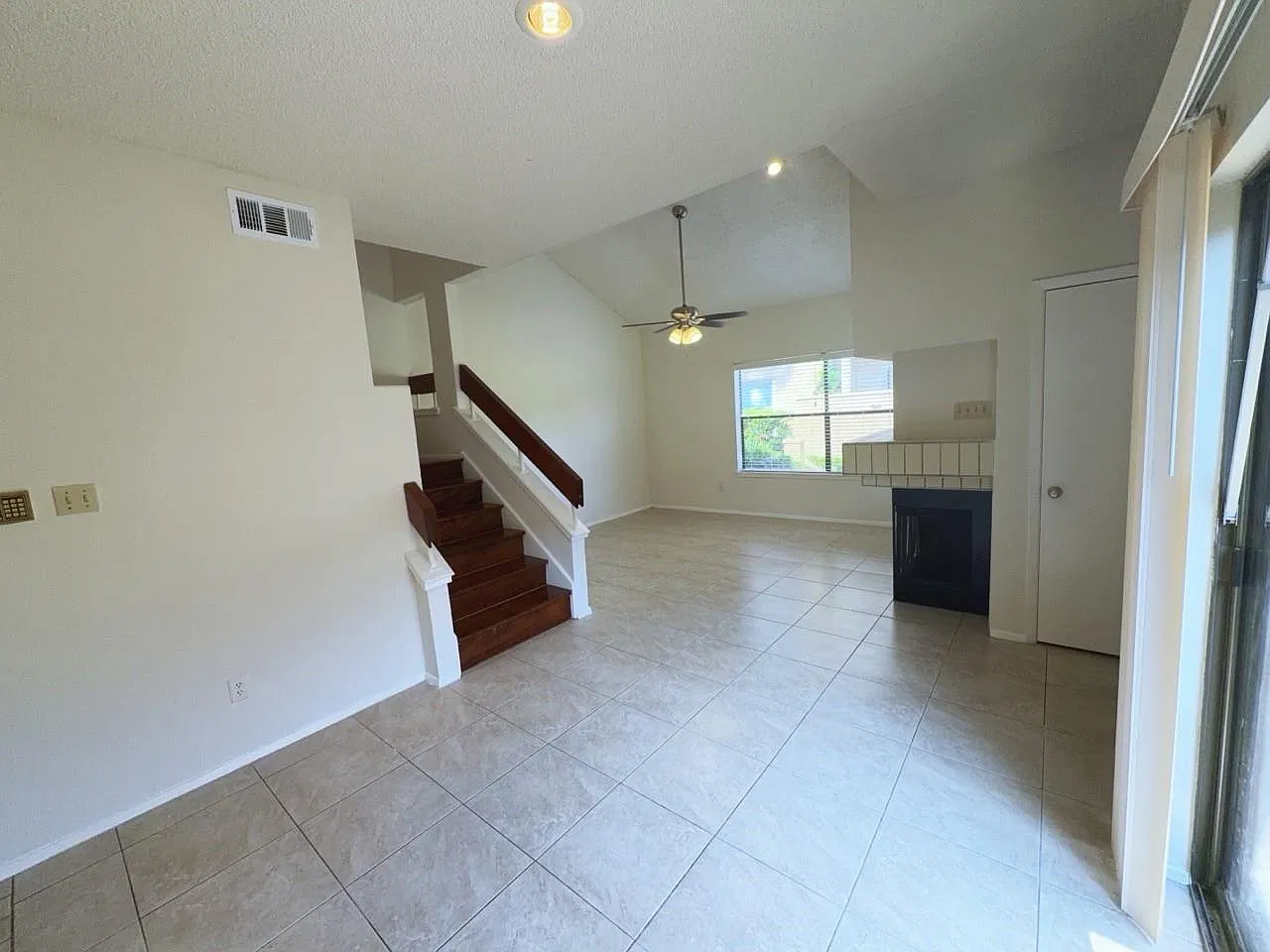 1 bed, 1.5 bath, 1050 sqft, $1,075 — Photo 4