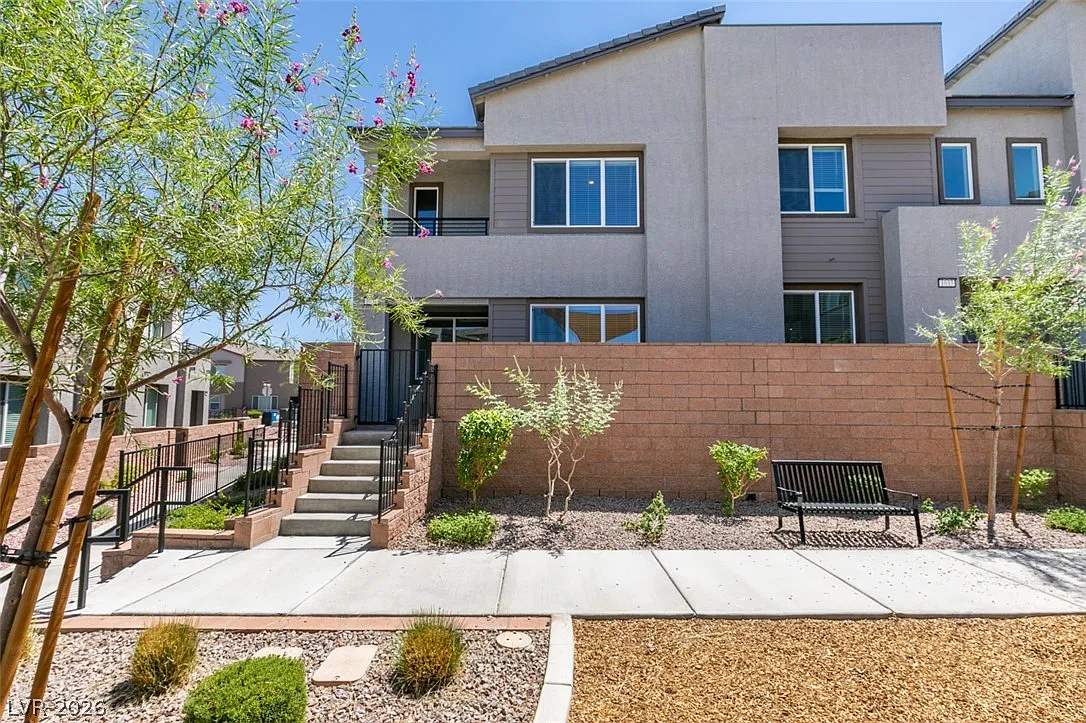 4 bed, 3.0 bath, 1927 sqft, $2,150 — Photo 1