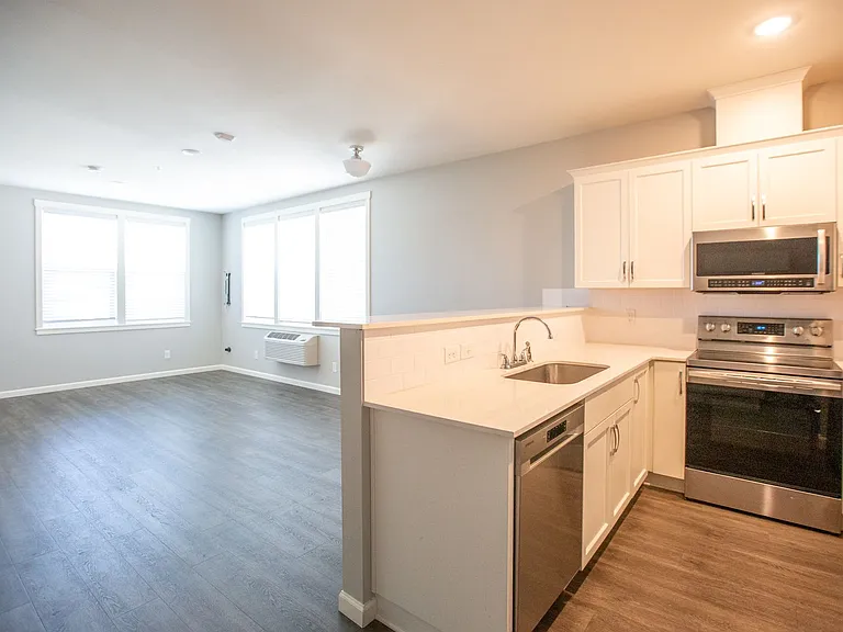 7100 N Greenwich Ave — Photo 2