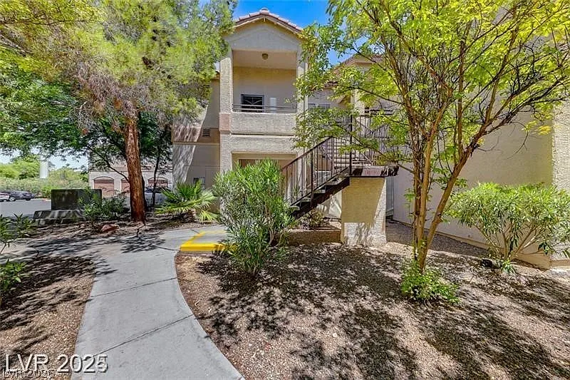 2 bed, 1.0 bath, 969 sqft, $1,950 — Photo 1