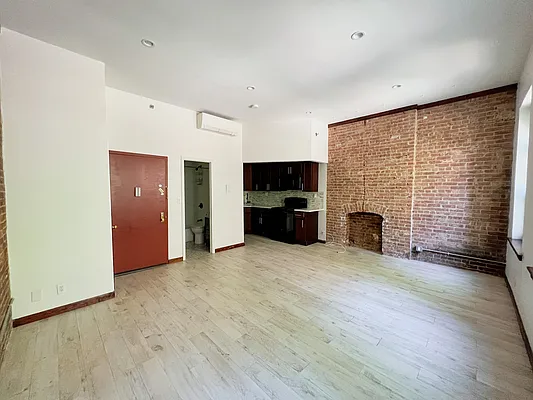 Rented by Realty 2000 Corp | media 5