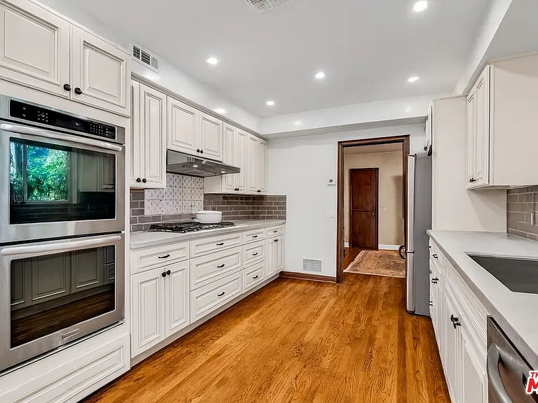 701 N Sierra Dr — Photo 3