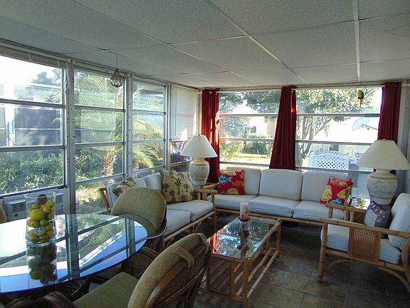 4th image of 140 Camellia St