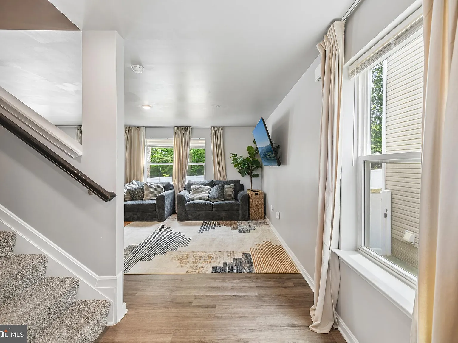 4 bed, 2.5 bath, 2688 sqft, $4,200 — Photo 4