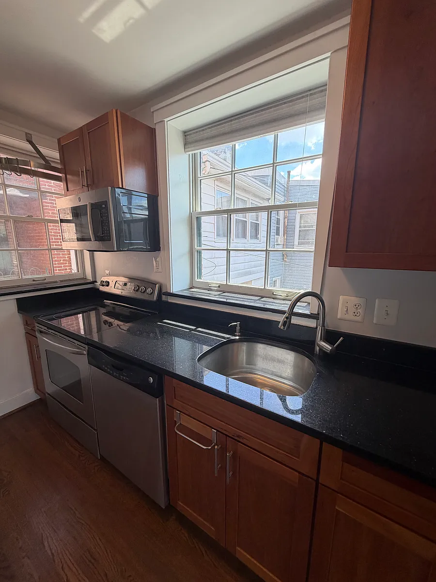 Building Photo - 510 8th St NE #4