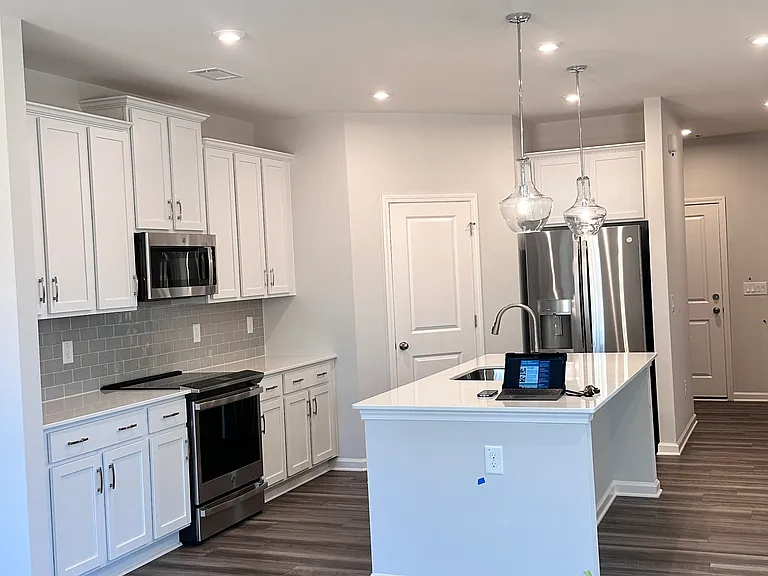 3025 Cambridge Mill St — Photo 3