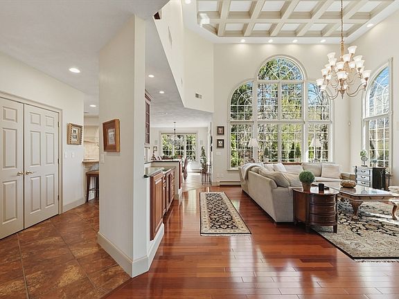 4th image of 5 Saratoga Ln