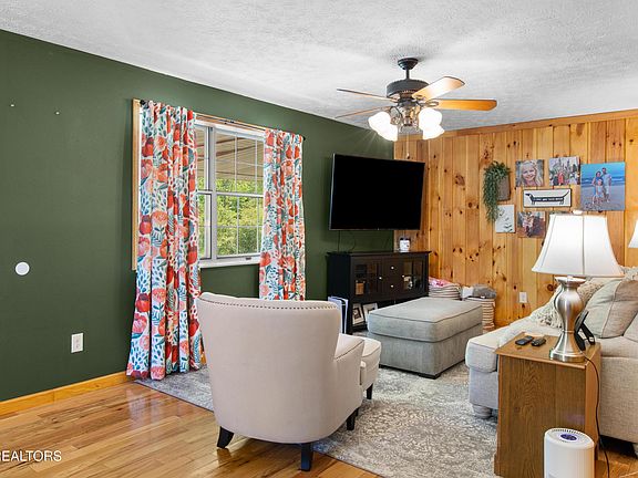 4th image of 406 Douglas Ln