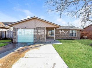 746 W Perry Dr, Mustang, OK 73064