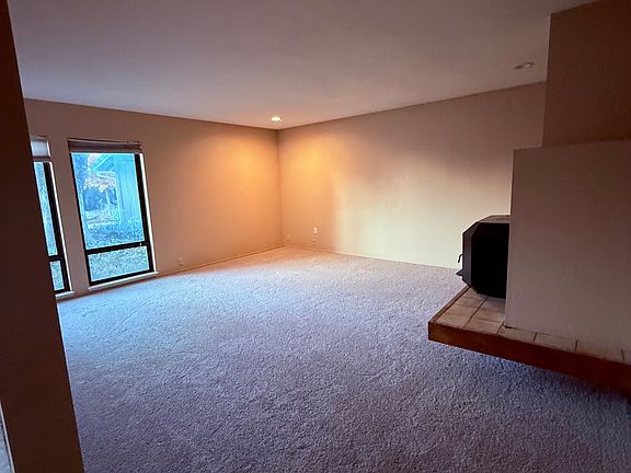 5th image of 833 Princeton Ct