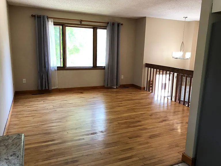 908 Sandusky Dr — Photo 2