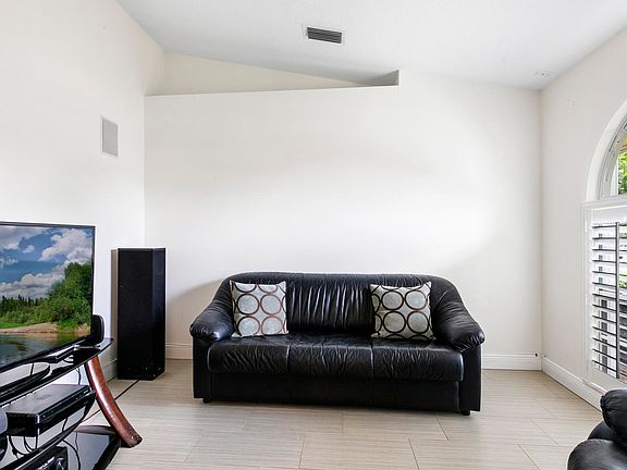 3rd image of 106 Venetian Lane