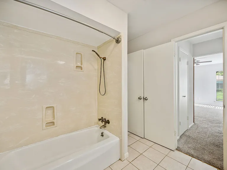 1725 Northcrest Dr — Photo 7