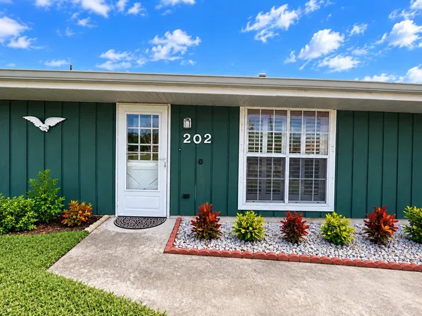202 SW OAKRIDGE Drive, Port St Lucie, FL 34984