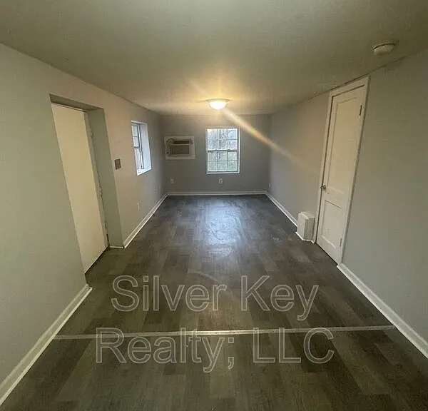 107 Forrest Ave #6 — Photo 3