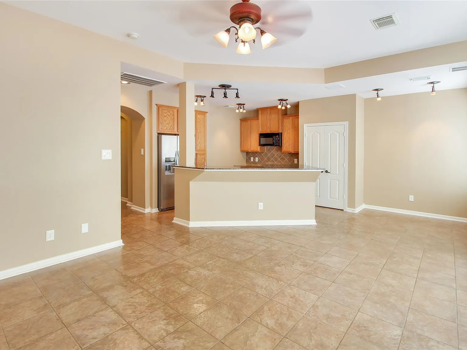 2 bed, 2.5 bath, 1699 sqft, $2,400 — Photo 3
