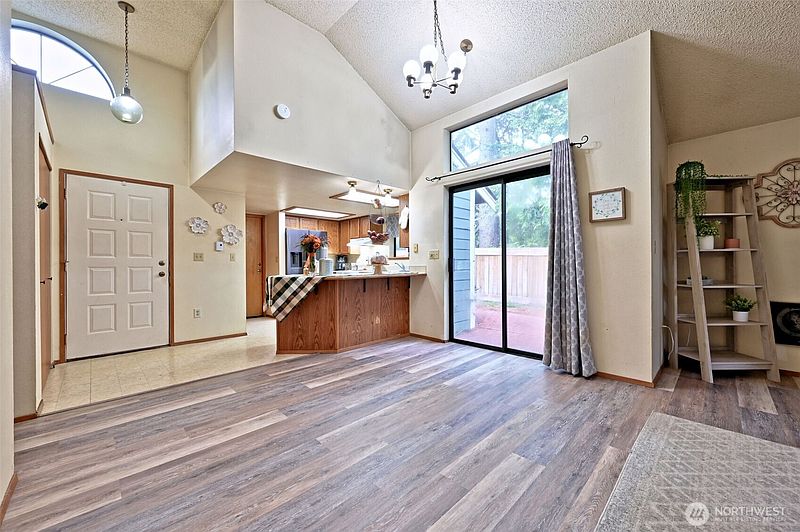 5th image of 7601 Colony Court NE