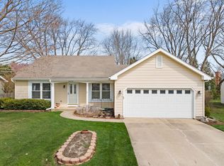 1072 Cedar Crest Dr, Crystal Lake, IL