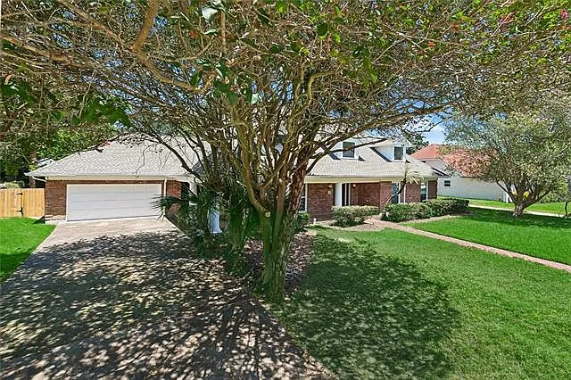 5 bed, 3.5 bath, 4484 sqft, $4,000 — Photo 2