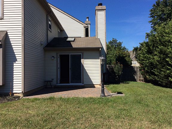 Paver patio with lamp post
