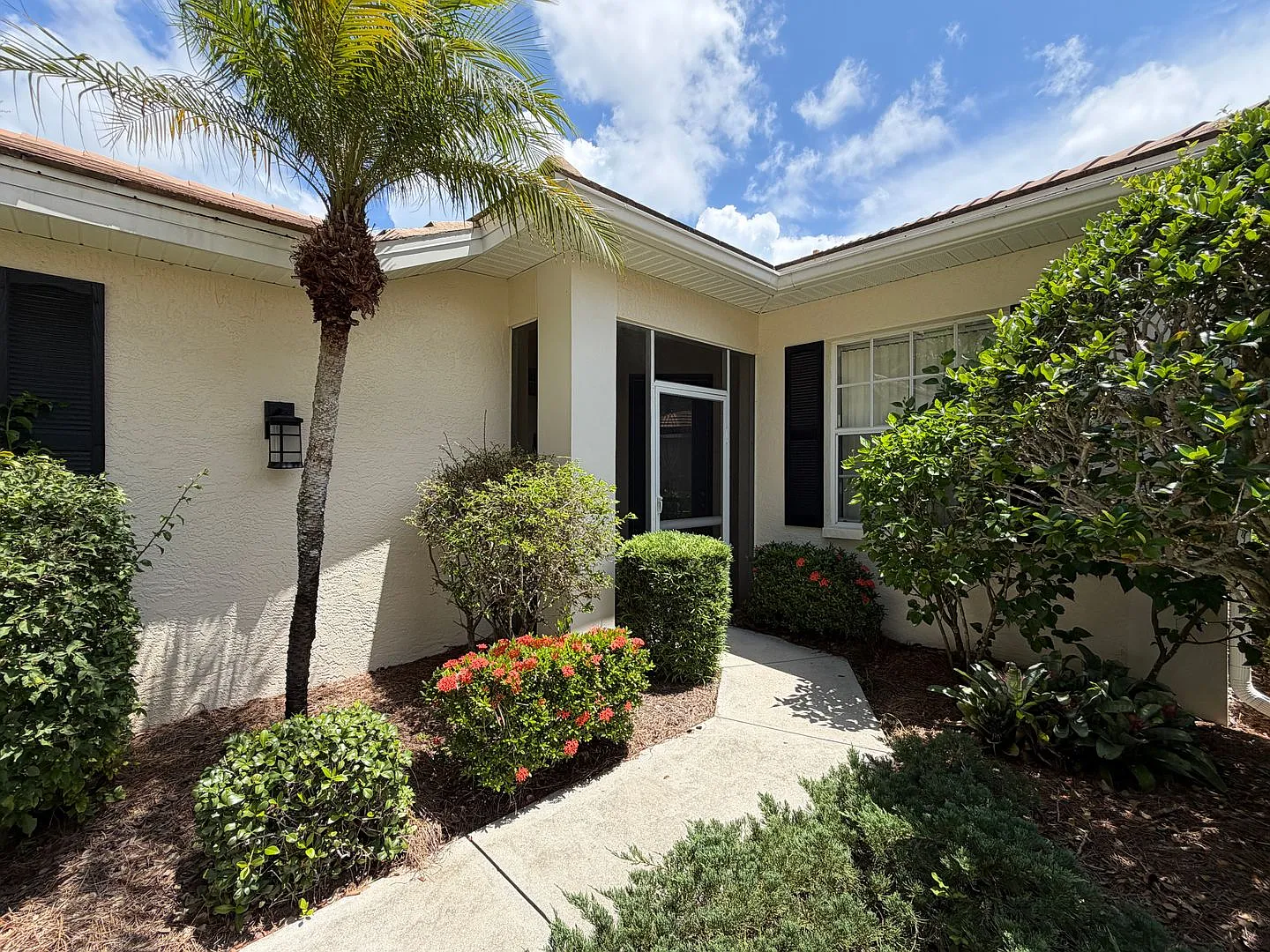 880 Chalmers Dr — Photo 3