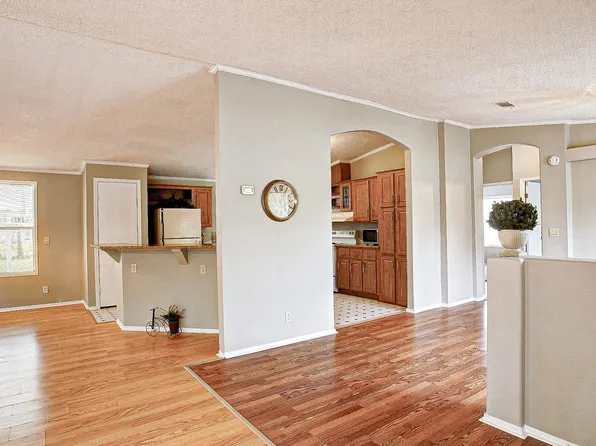 2516 Loch Lomond St, Highlands, TX 77562