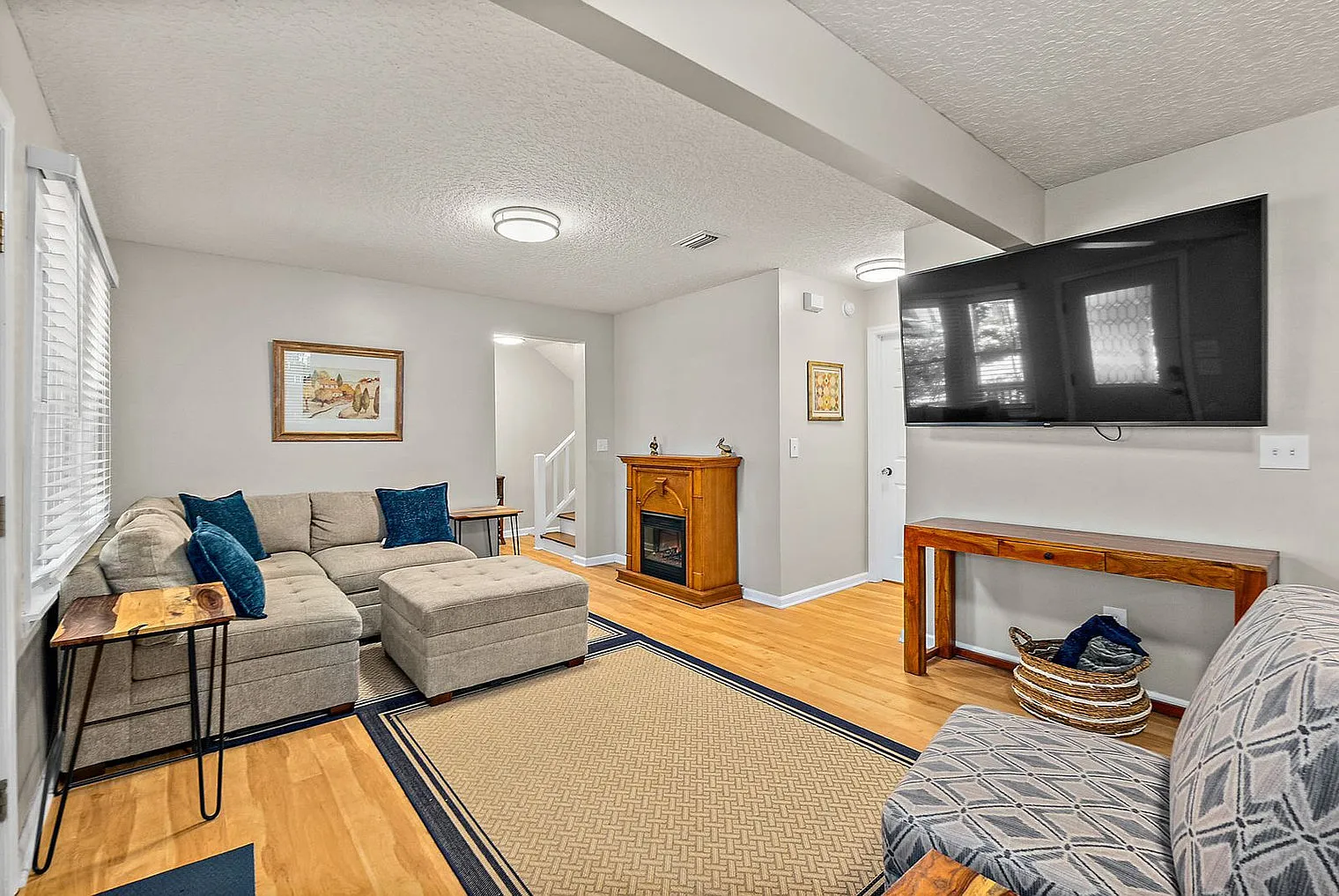 3 bed, 2.0 bath, 1496 sqft, $4,994 — Photo 2