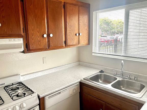 3rd image of 38771 Bell St #2B-1Ba-950Sqft