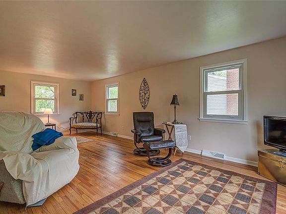 2nd image of 121 Northwood Way
