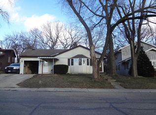 720 Navajo Dr, Carpentersville, IL 60110