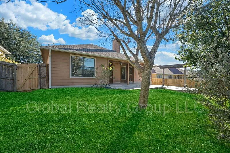 3 bed, 2.0 bath, 1639 sqft, $1,950 — Photo 3